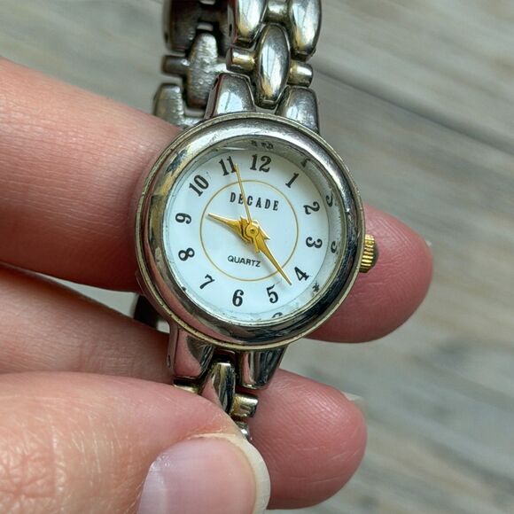 Vintage Wristwatch Decade Dainty Silver Tone Small Face Circle Round Women\'s main image 9